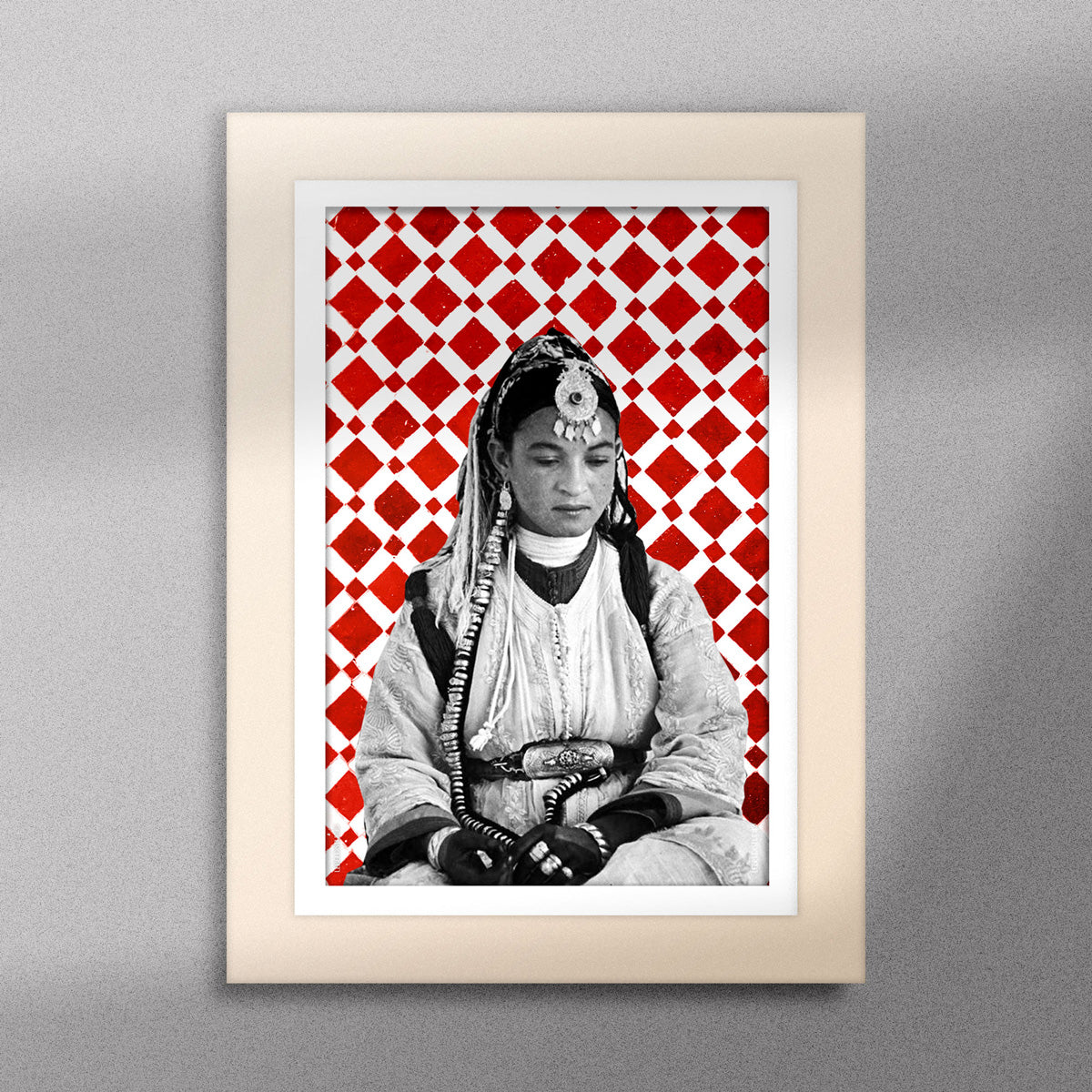 Tableau décoratif d'une femme marocaine, sur un fond de zellige marocain en rouge et blanc, encadré dans un cadre en bois - Format A5