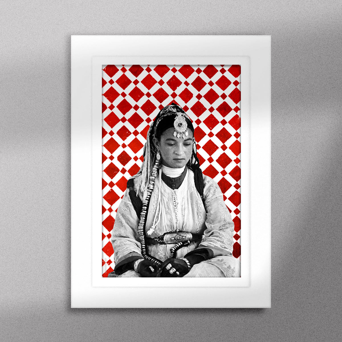 Tableau décoratif d'une femme marocaine, sur un fond de zellige marocain en rouge et blanc, encadré dans un cadre en blanc - Format A5