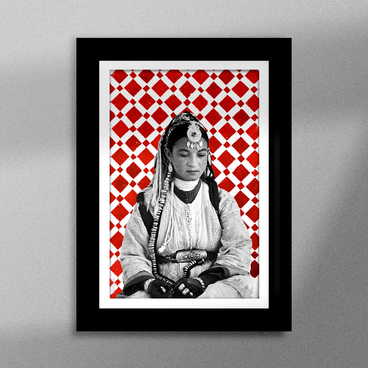 Tableau décoratif d'une femme marocaine, sur un fond de zellige marocain en rouge et blanc, encadré dans un cadre en noir - Format A5