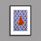 Tableau décoratif d'un tagine marocain en orange, sur un fond de zellige marocain de motifs en bleu, encadré dans un cadre noir - Format A3.
