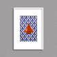 Tableau décoratif d'un tagine marocain en orange, sur un fond de zellige marocain de motifs en bleu, encadré dans un cadre en blanc - Format A4.