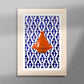 Tableau décoratif d'un tagine marocain en orange, sur un fond de zellige marocain de motifs en bleu, encadré dans un cadre en bois - Format A5.