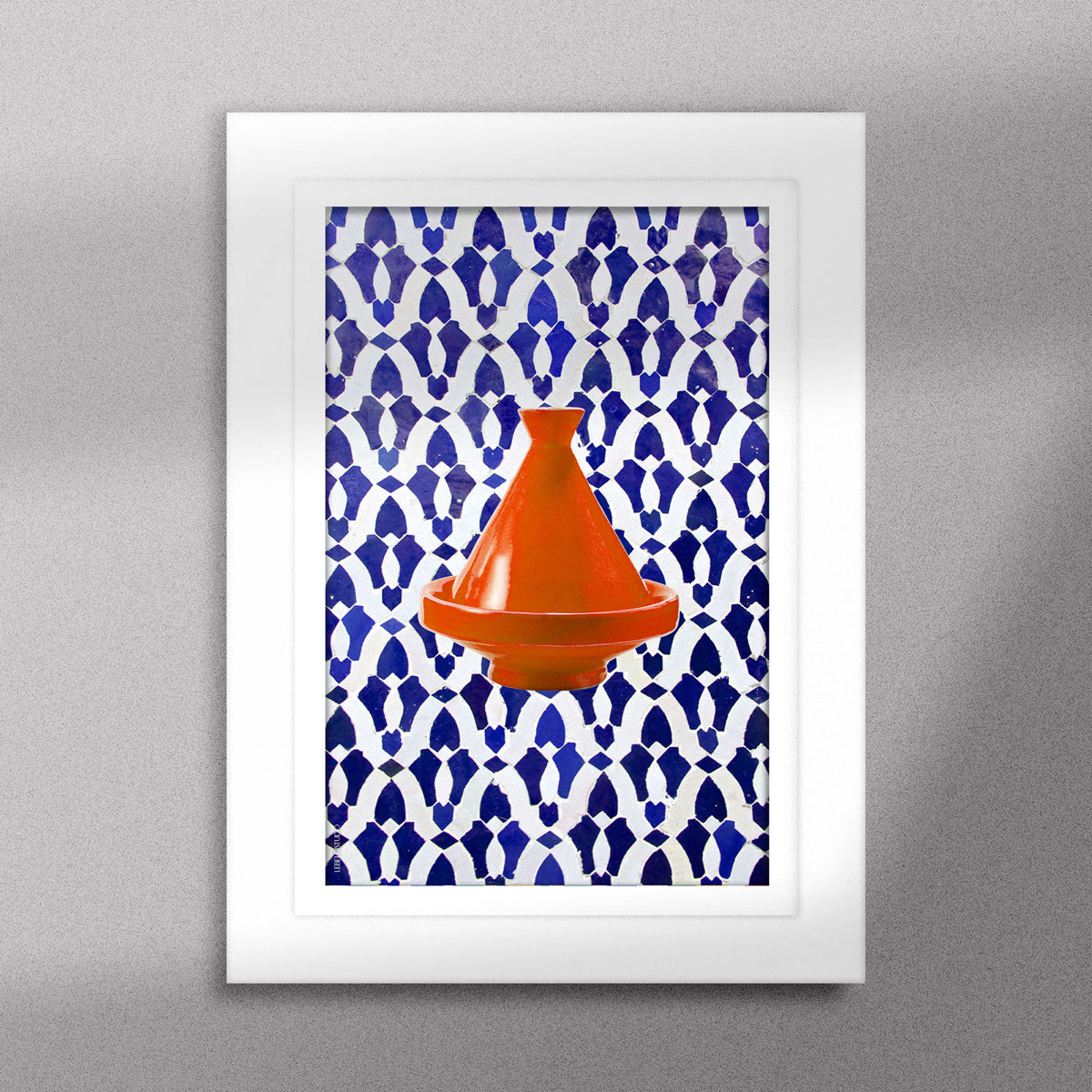 Tableau décoratif d'un tagine marocain en orange, sur un fond de zellige marocain de motifs en bleu, encadré dans un cadre en blanc - Format A5.
