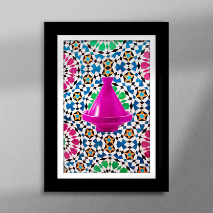 Tableau décoratif d'un tagine marocain en rose, sur un fond de zellige marocain coloré, encadré dans un cadre noir - Format A5.