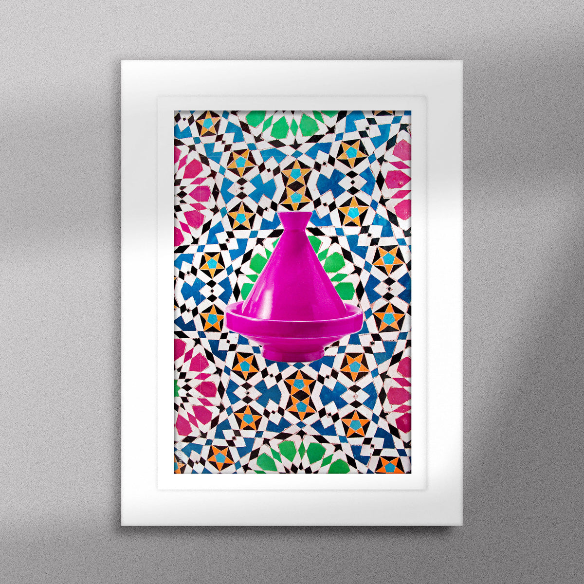 Tableau décoratif d'un tagine marocain en rose, sur un fond de zellige marocain coloré, encadré dans un cadre blanc - Format A5.