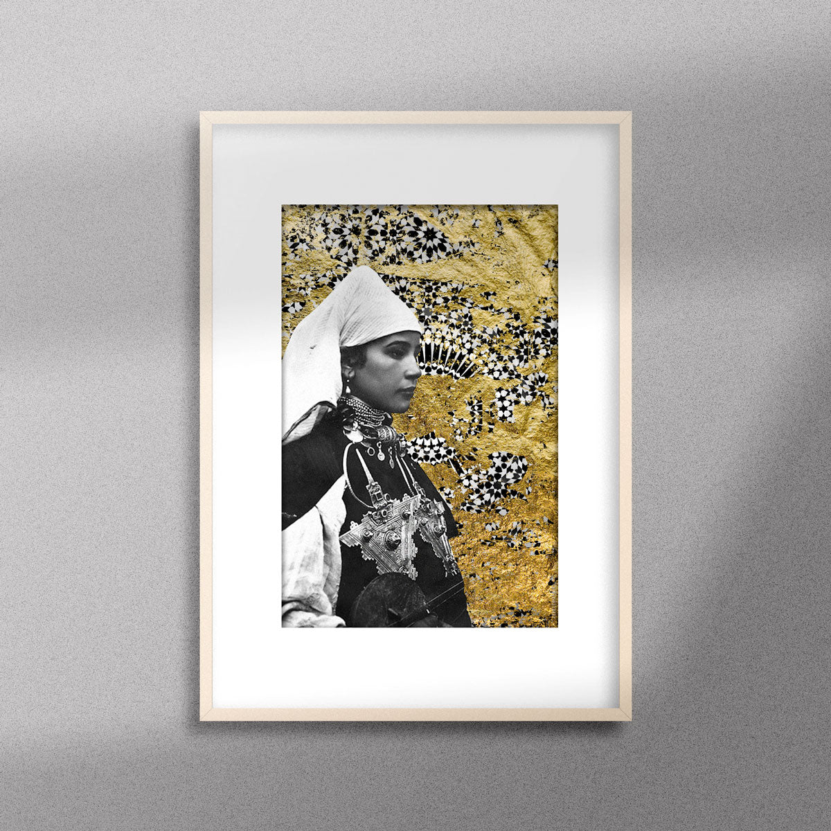 Tableau décoratif représentant un portrait d'une femme amazighe portant la fibule sur un fond de zellige marocain avec des feuilles d'or, encadré dans un cadre en bois - Format A3.