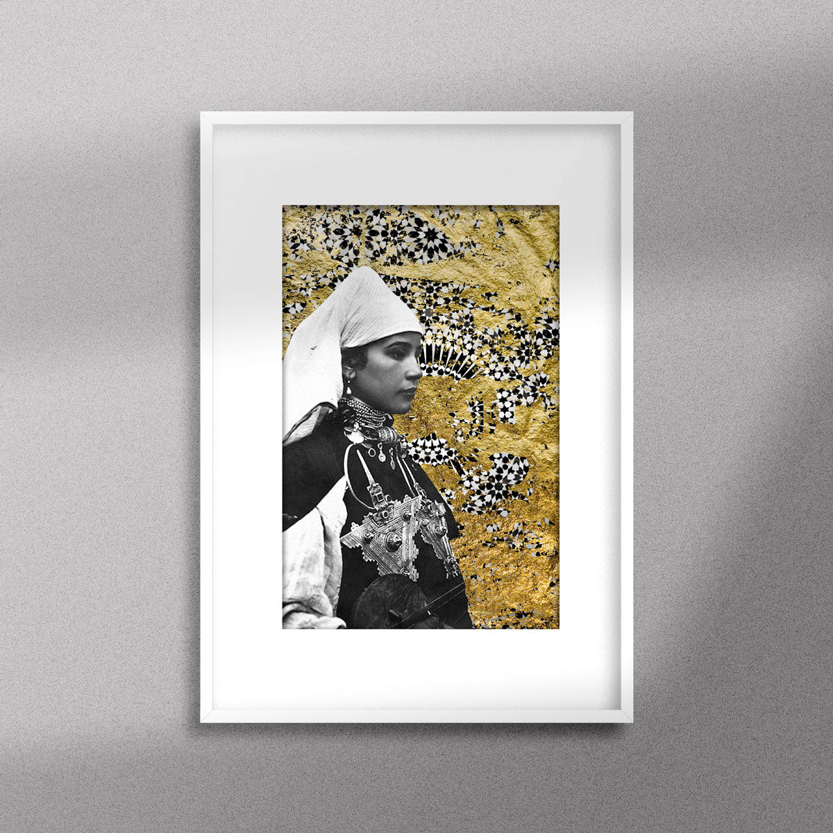 Tableau décoratif représentant un portrait d'une femme amazighe portant la fibule sur un fond de zellige marocain avec des feuilles d'or, encadré dans un cadre blanc - Format A3.