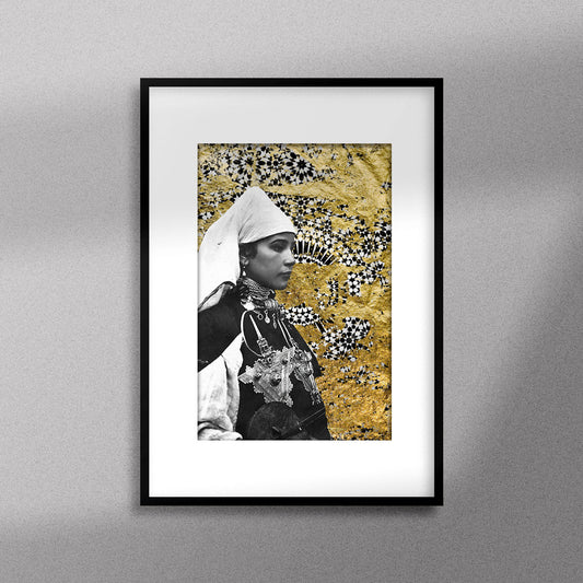 Tableau décoratif représentant un portrait d'une femme amazighe portant la fibule sur un fond de zellige marocain avec des feuilles d'or, encadré dans un cadre noir - Format A3.