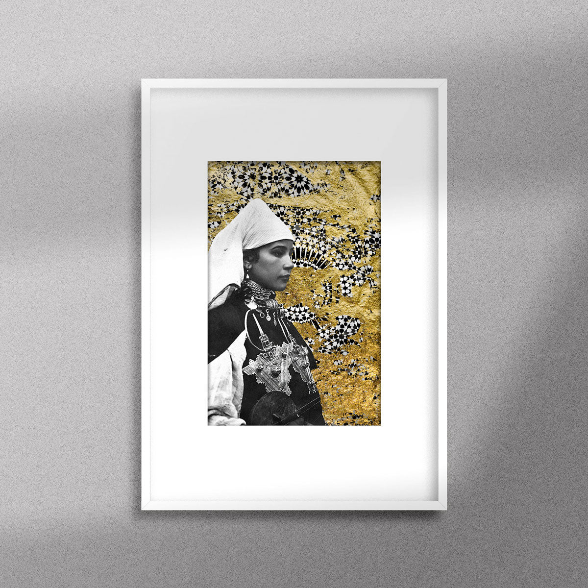 Tableau décoratif représentant un portrait d'une femme amazighe portant la fibule sur un fond de zellige marocain avec des feuilles d'or, encadré dans un cadre blanc - Format A4.