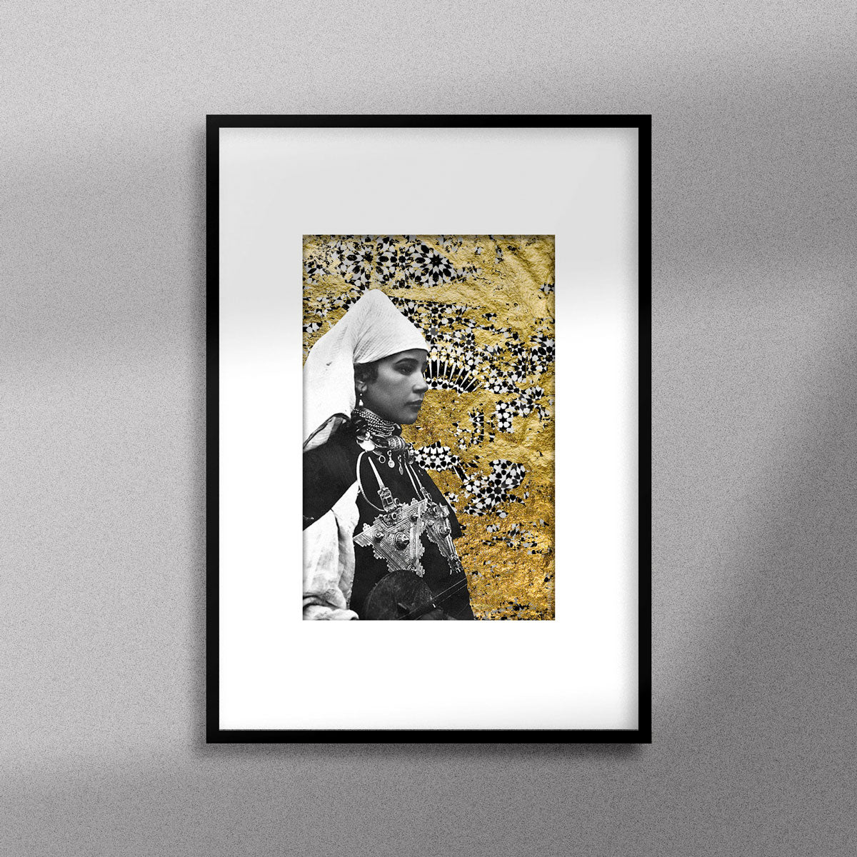 Tableau décoratif représentant un portrait d'une femme amazighe portant la fibule sur un fond de zellige marocain avec des feuilles d'or, encadré dans un cadre noir - Format A4.