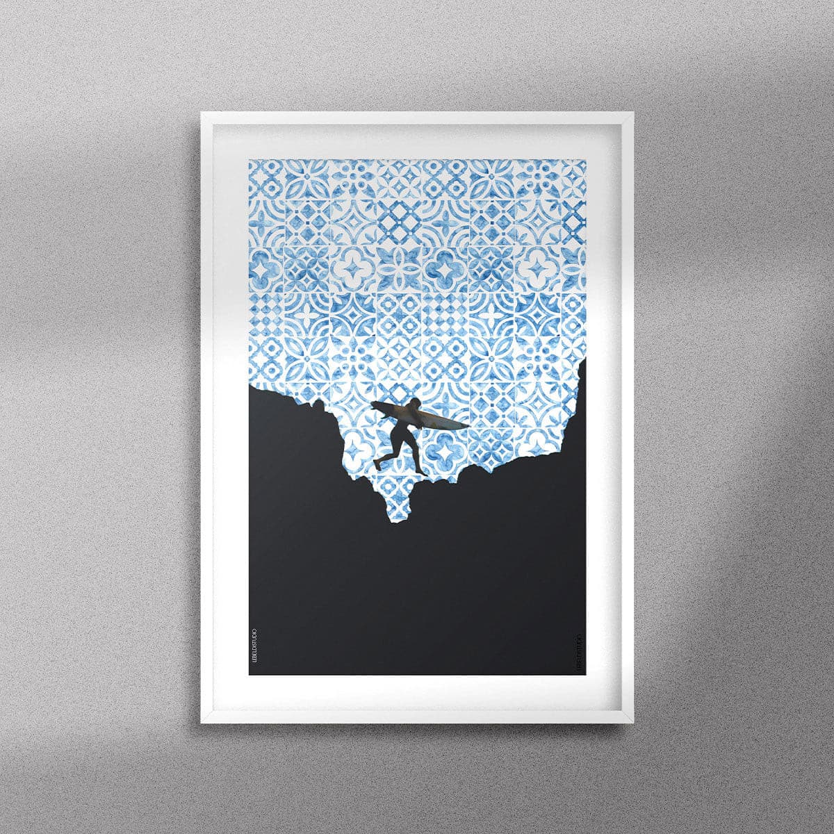 Tableau décoratif de la silhouette d'un surfeur sur un fond de motifs marocains en bleu, encadré dans un cadre blanc - Format A3.