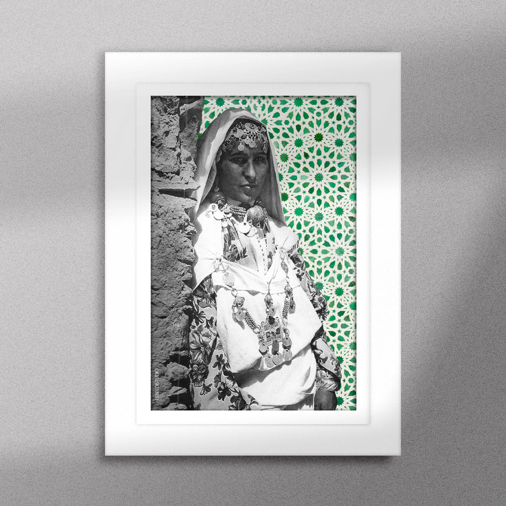 Tableau décoratif du portrait d'une femme amazighe sur un zellige beldi vert, encadré dans un cadre en blanc - Format A5.
