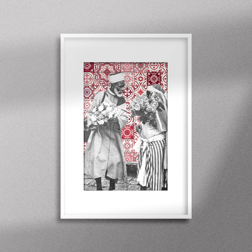 Tableau décoratif représentant un vieux couple marocain portant deux bouquets de fleurs, sur un fond de zellige marocain rouges, encadré dans un cadre blanc - Format A3.
