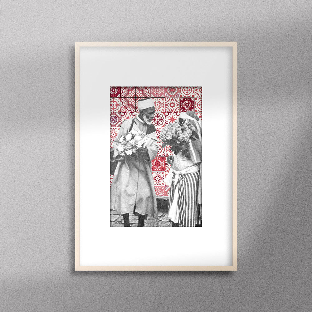 Tableau décoratif représentant un vieux couple marocain portant deux bouquets de fleurs, sur un fond de zellige marocain rouges, encadré dans un cadre en bois - Format A4.