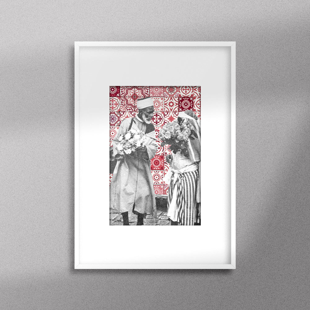 Tableau décoratif représentant un vieux couple marocain portant deux bouquets de fleurs, sur un fond de zellige marocain rouges, encadré dans un cadre blanc - Format A4.