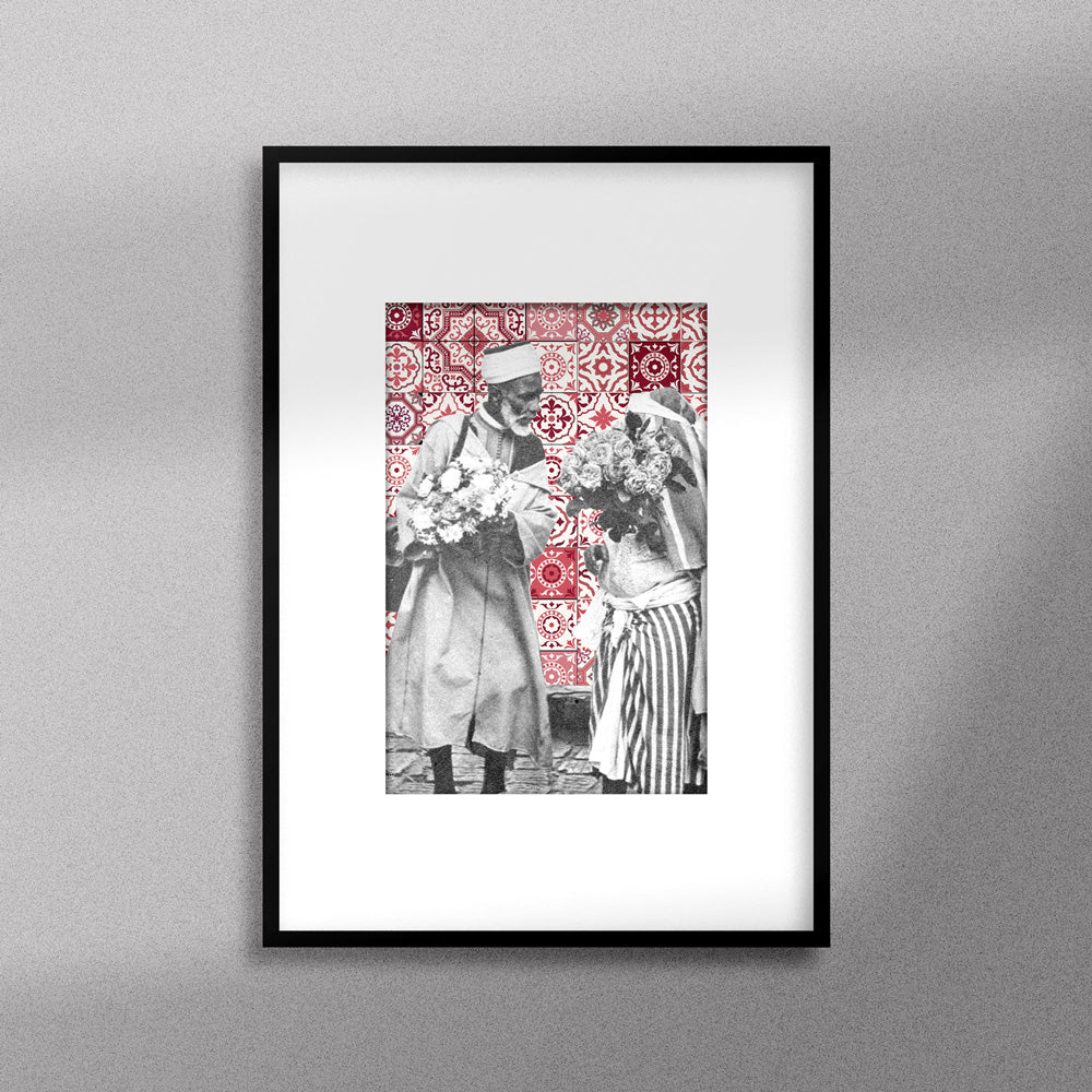 Tableau décoratif représentant un vieux couple marocain portant deux bouquets de fleurs, sur un fond de zellige marocain rouges, encadré dans un cadre noir - Format A4.