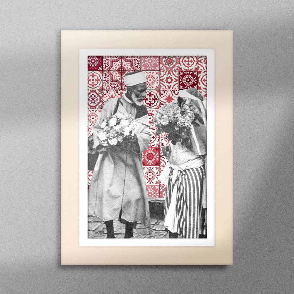 Tableau décoratif représentant un vieux couple marocain portant deux bouquets de fleurs, sur un fond de zellige marocain rouges, encadré dans un cadre en bois - Format A5.