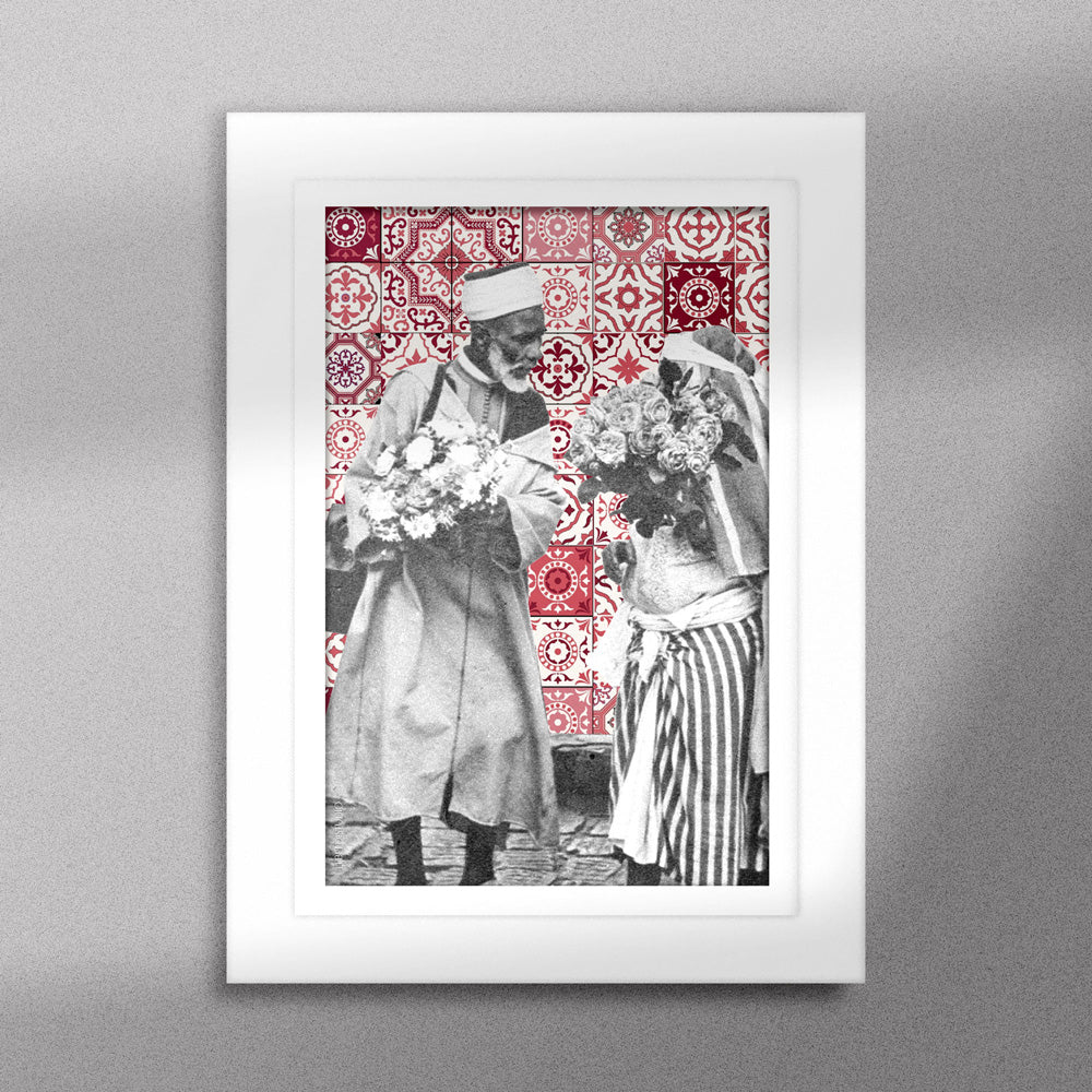 Tableau décoratif représentant un vieux couple marocain portant deux bouquets de fleurs, sur un fond de zellige marocain rouges, encadré dans un cadre en blanc - Format A5.