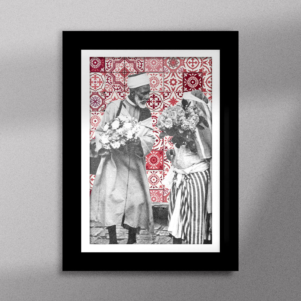 Tableau décoratif représentant un vieux couple marocain portant deux bouquets de fleurs, sur un fond de zellige marocain rouges, encadré dans un cadre noir - Format A5.