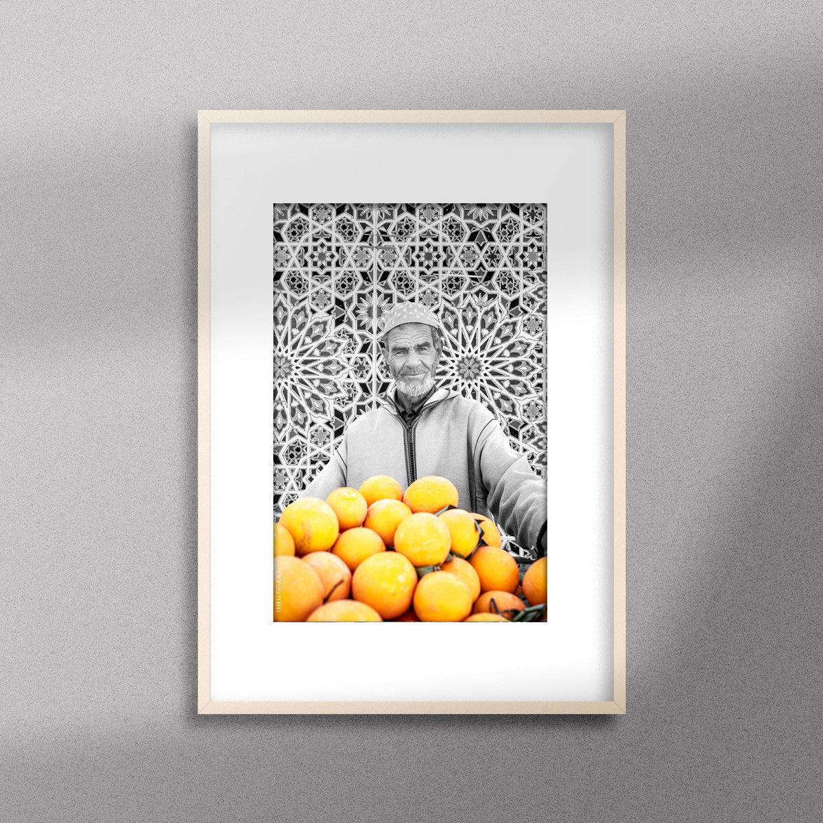 Tableau décoratif en noir et blanc d'un vieux marchand d'oranges très souriant, encadré dans un cadre en bois - Format A3.