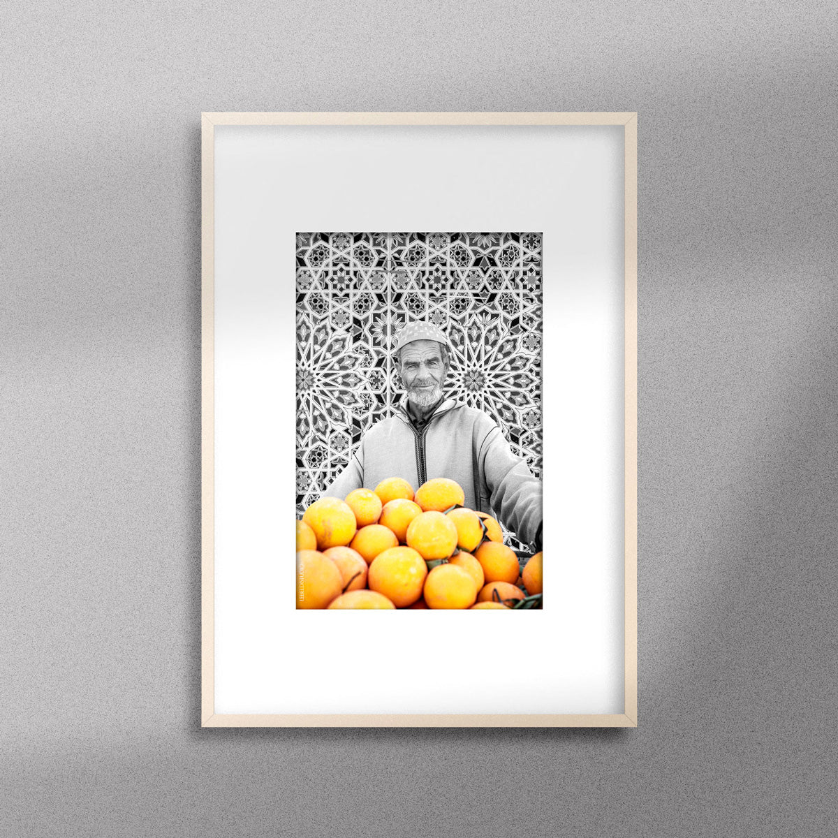Tableau décoratif en noir et blanc d'un vieux marchand d'oranges très souriant, encadré dans un cadre en bois - Format A4.