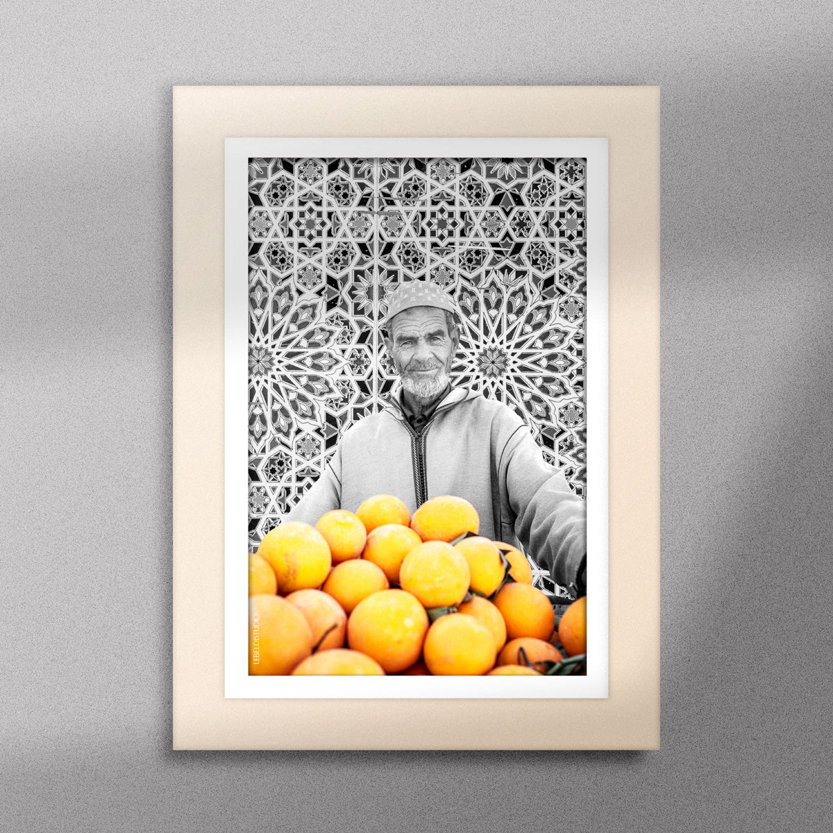 Tableau décoratif en noir et blanc d'un vieux marchand d'oranges très souriant, encadré dans un cadre en bois - Format A5.