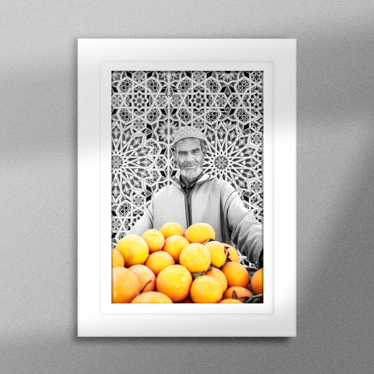 Tableau décoratif en noir et blanc d'un vieux marchand d'oranges très souriant, encadré dans un cadre blanc - Format A5.