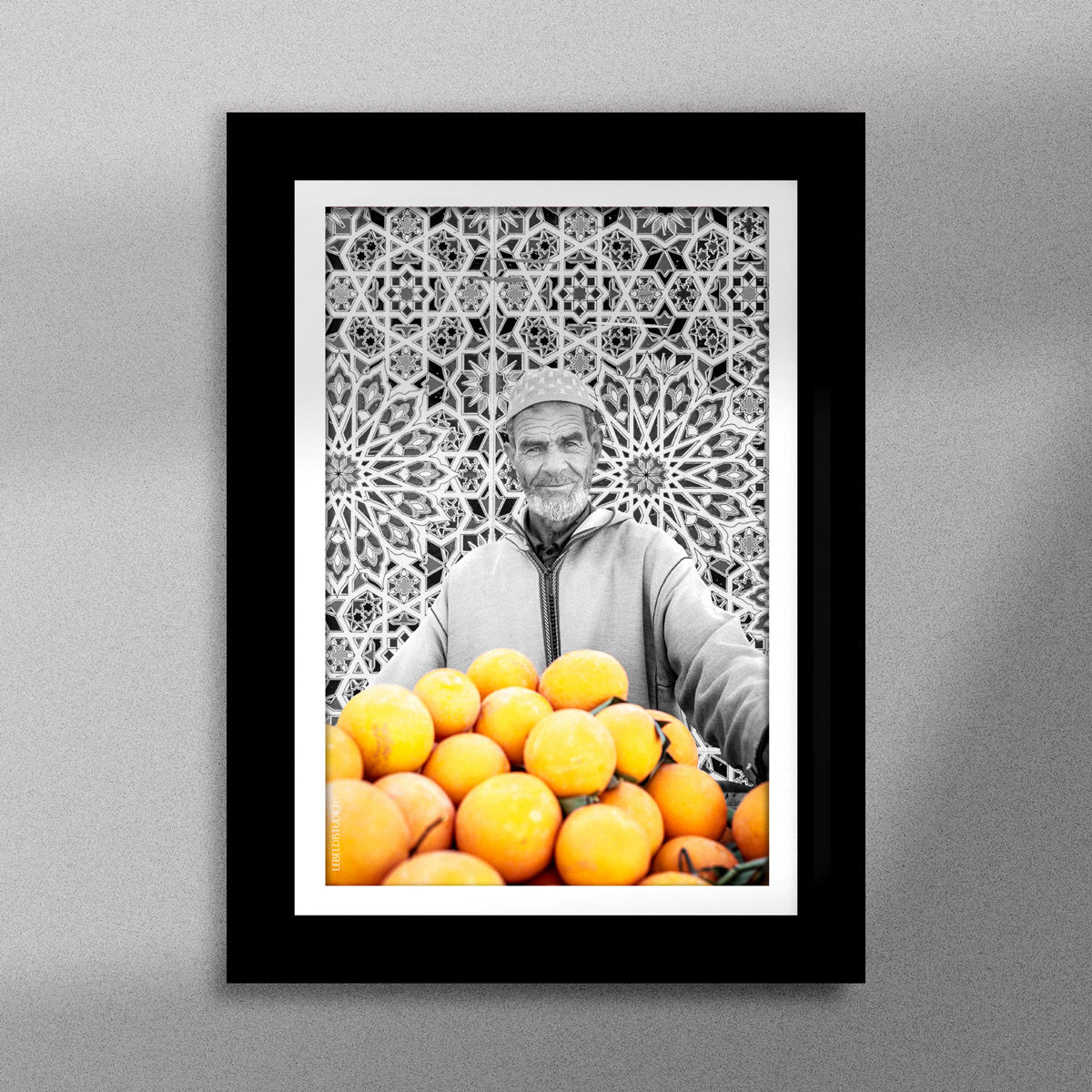 Tableau décoratif en noir et blanc d'un vieux marchand d'oranges très souriant, encadré dans un cadre noir - Format A5.