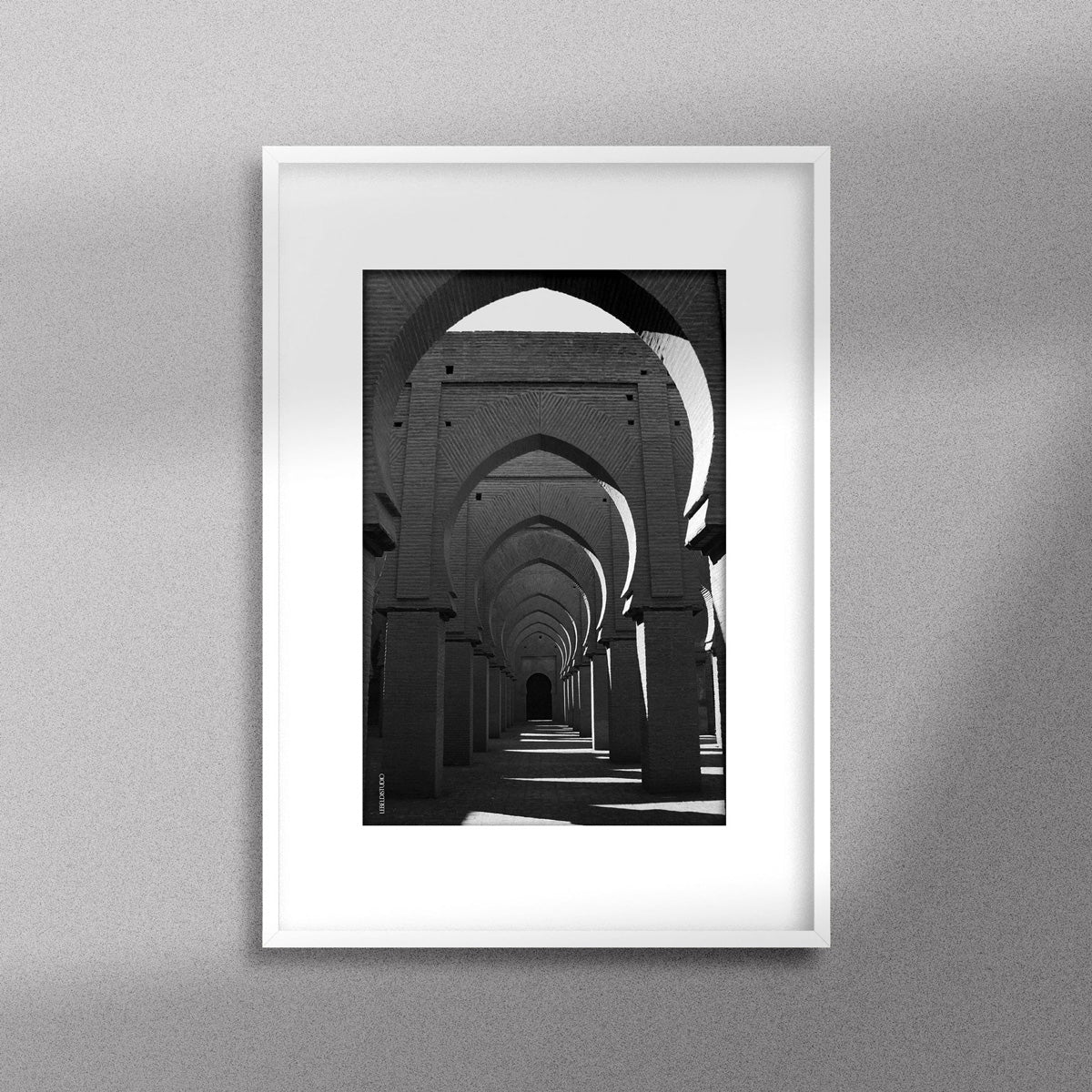 Tableau décoratif en noir et blanc de la Mosquée Tinmel, encadré dans un cadre blanc - Format A3.