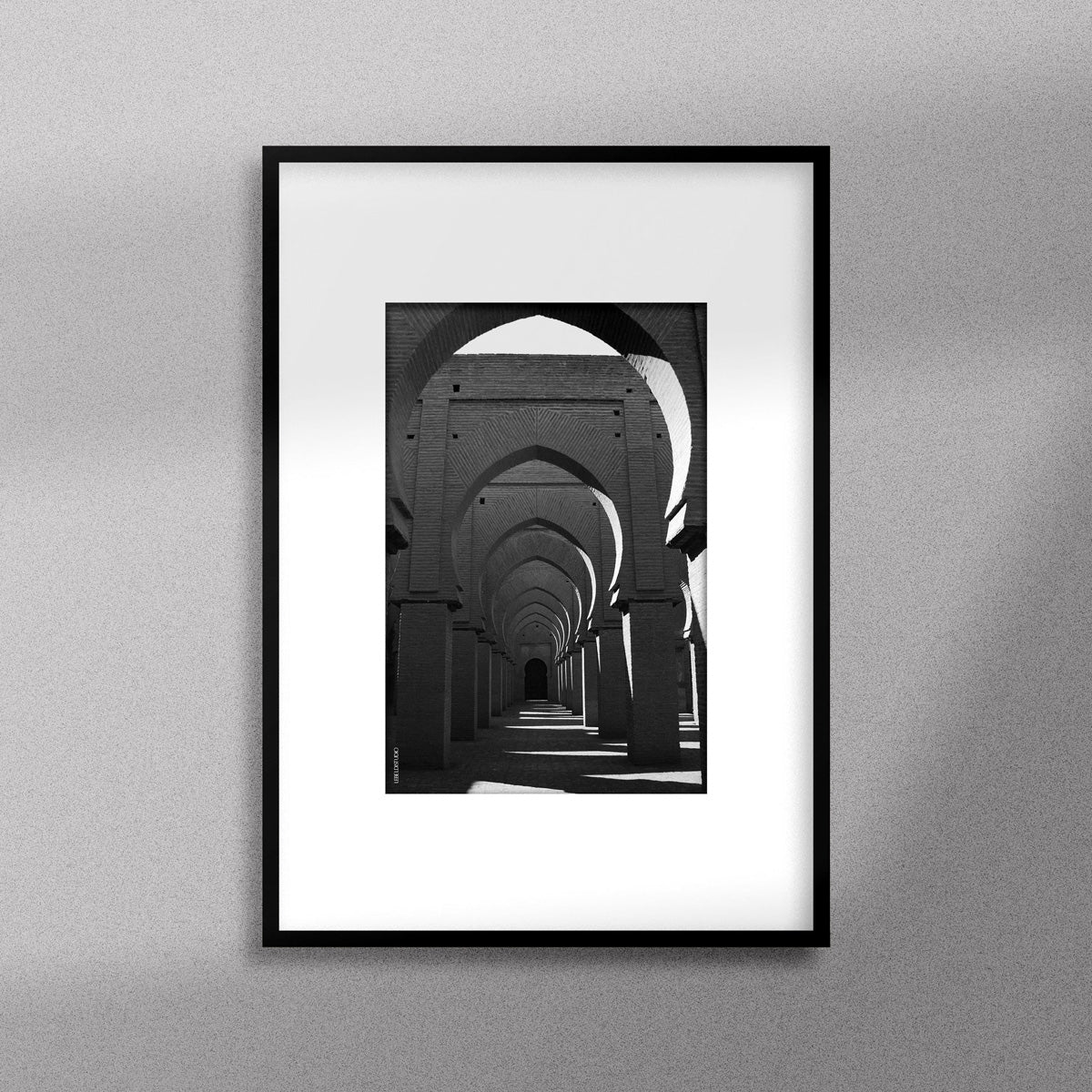 Tableau décoratif en noir et blanc de la Mosquée Tinmel, encadré dans un cadre noir - Format A4.