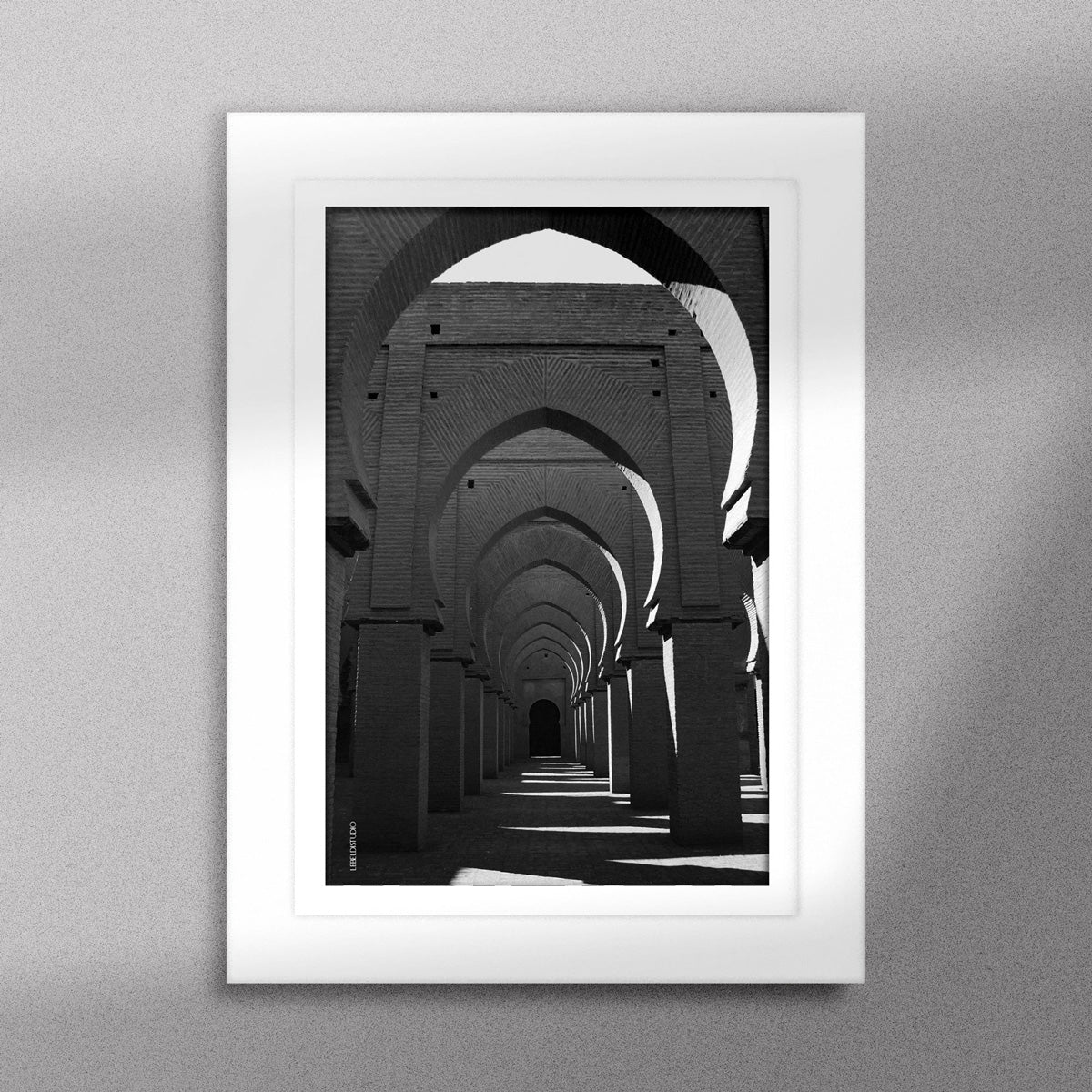 Tableau décoratif en noir et blanc de la Mosquée Tinmel, encadré dans un cadre blanc - Format A5.