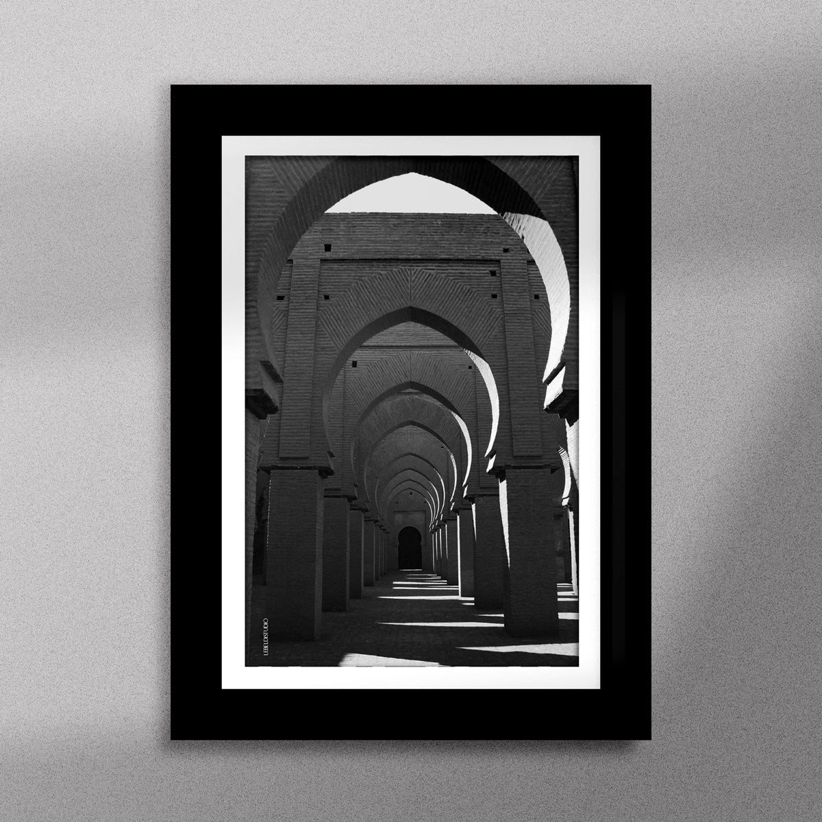 Tableau décoratif en noir et blanc de la Mosquée Tinmel, encadré dans un cadre noir - Format A5.