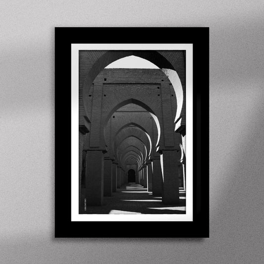 Tableau décoratif en noir et blanc de la Mosquée Tinmel, encadré dans un cadre noir - Format A5.