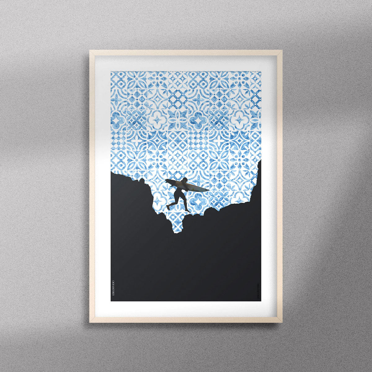 tableau décoratif - Le surfer - Le Beldi Studio.Tableau décoratif de la silhouette d'un surfeur sur un fond de motifs marocains en bleu, encadré dans un cadre en bois - Format A3.